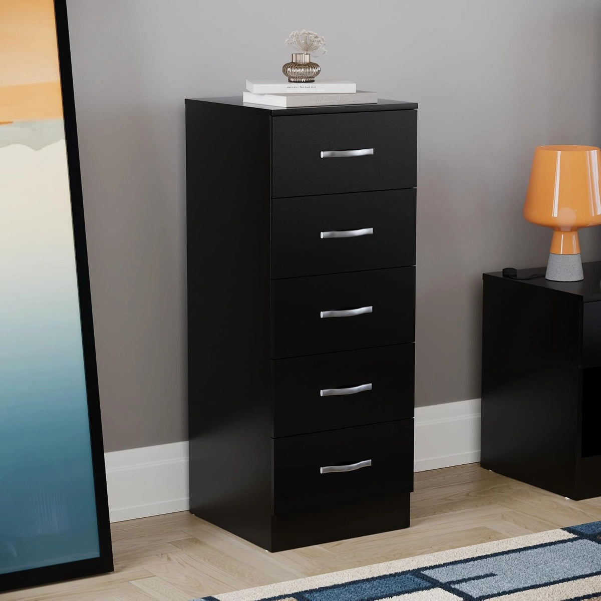 Wąska komoda Vida Designs z 5 szufladami i srebrnymi uchwytami, czarna